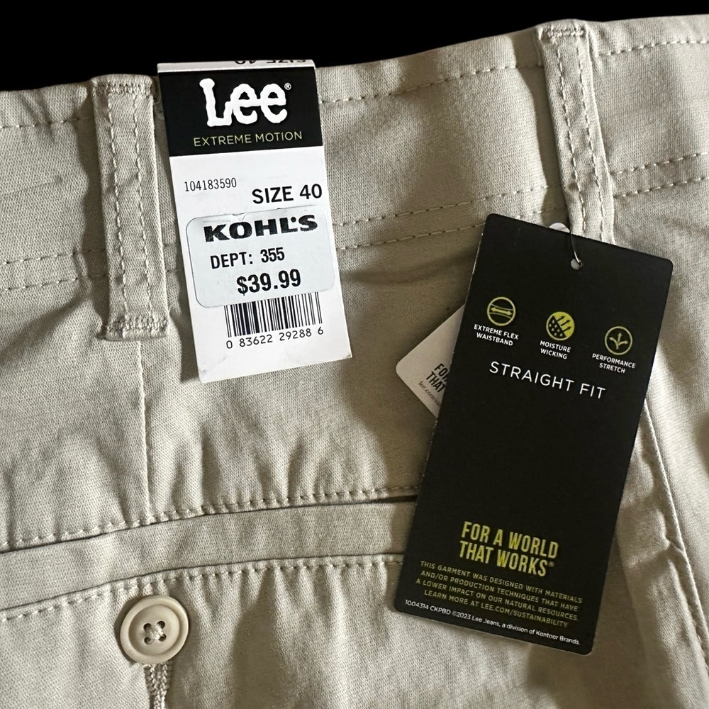 NWT Men's Lee® Extreme Motion Flat Front Shorts. SIZE 40 - Picture 6 of 6